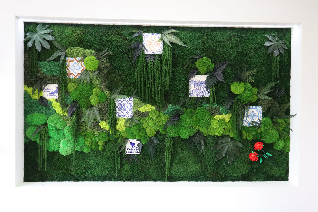 Painel de musgo preservado com azulejo e legos
