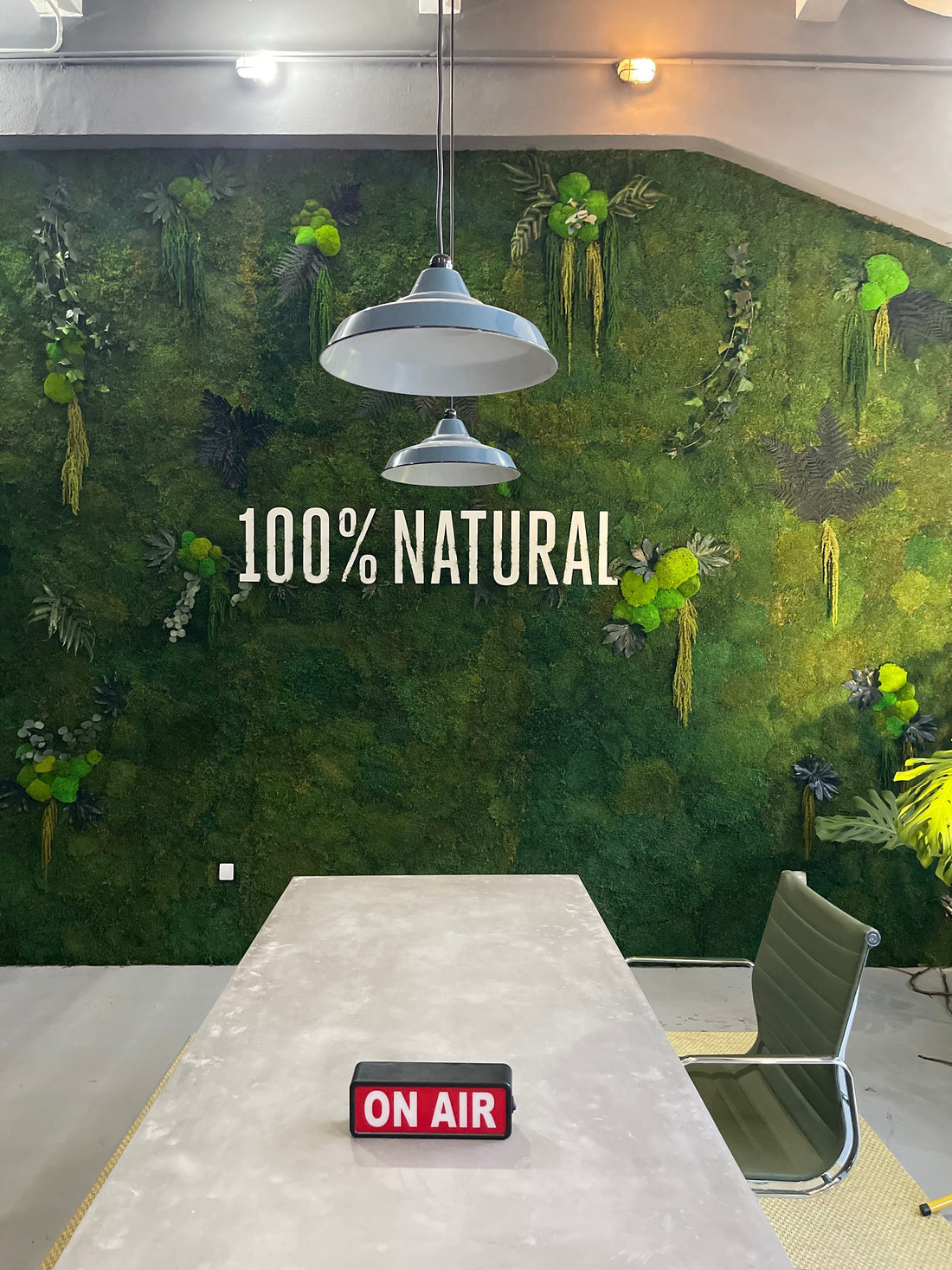 A natureza de Água das Pedras em pano de fundo no podcast Ar Livre