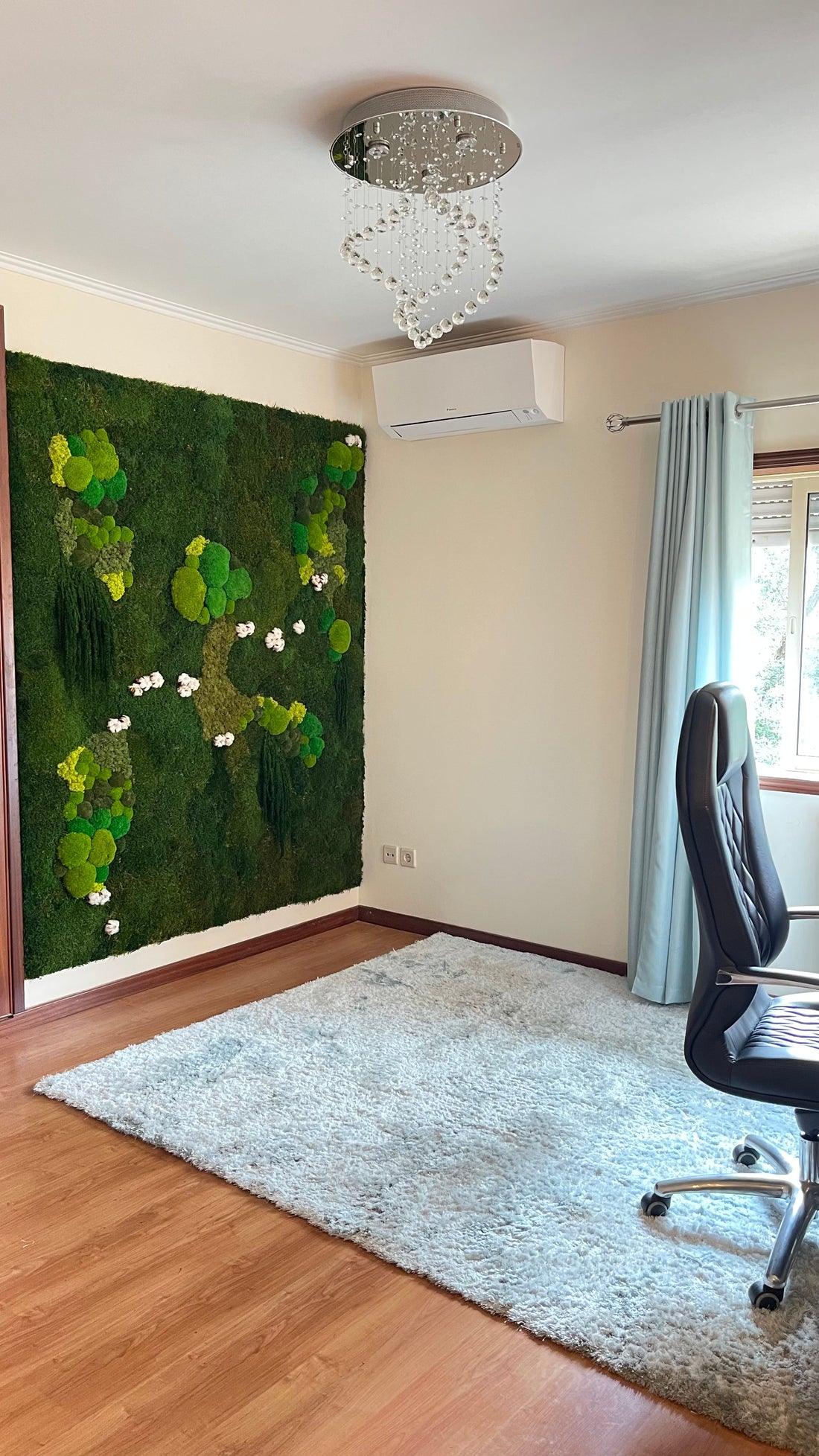 Painel de musgo e plantas preservadas em casa particular