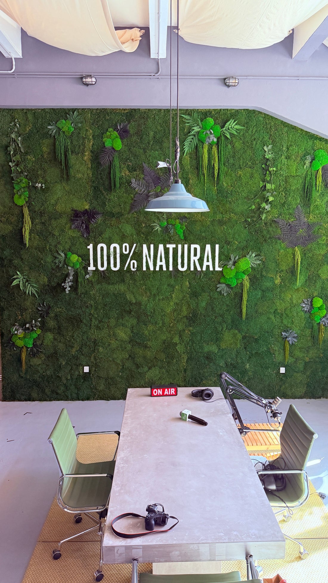 A natureza de Água das Pedras em pano de fundo no podcast Ar Livre