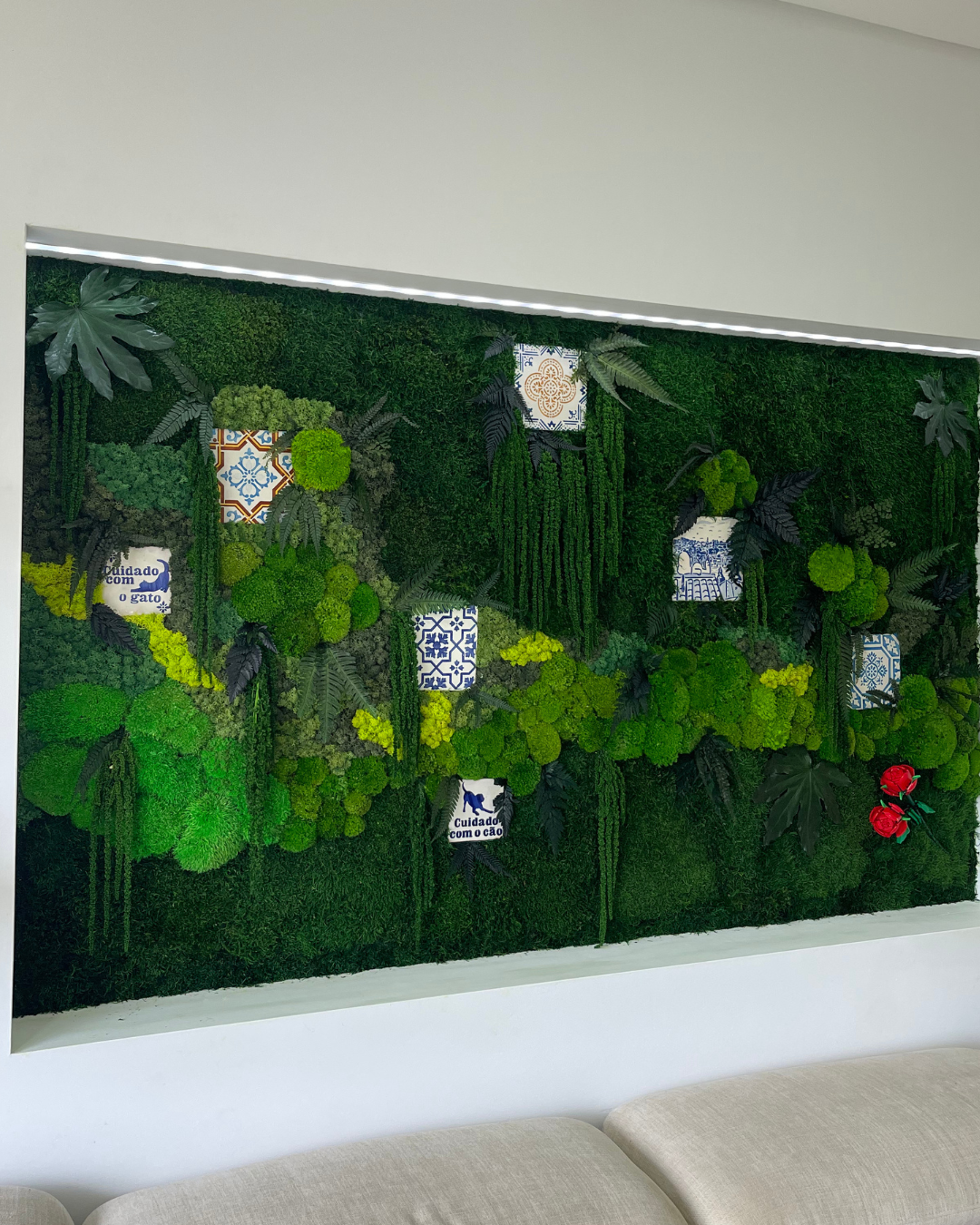 Painel de musgo preservado com azulejo e legos