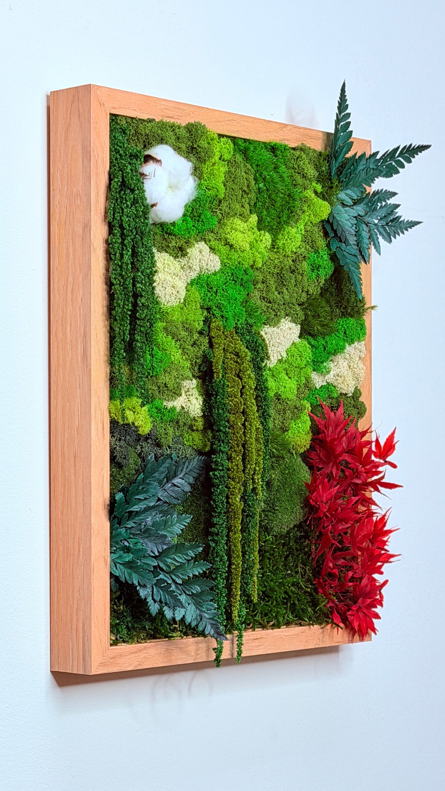 Light wood frame 30x40cm with preserved moss and plants.
