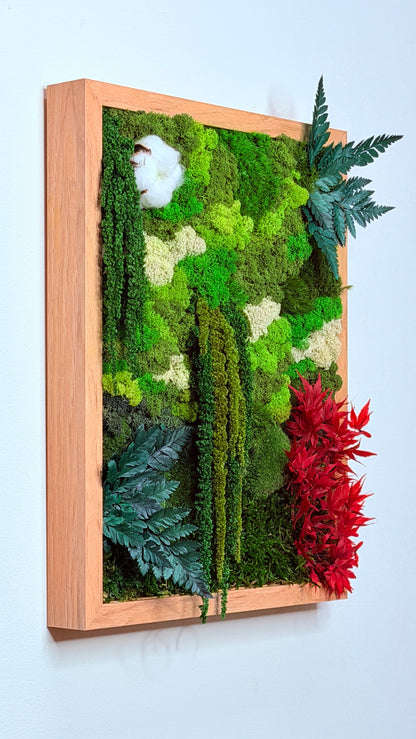 Light wood frame 30x40cm with preserved moss and plants.