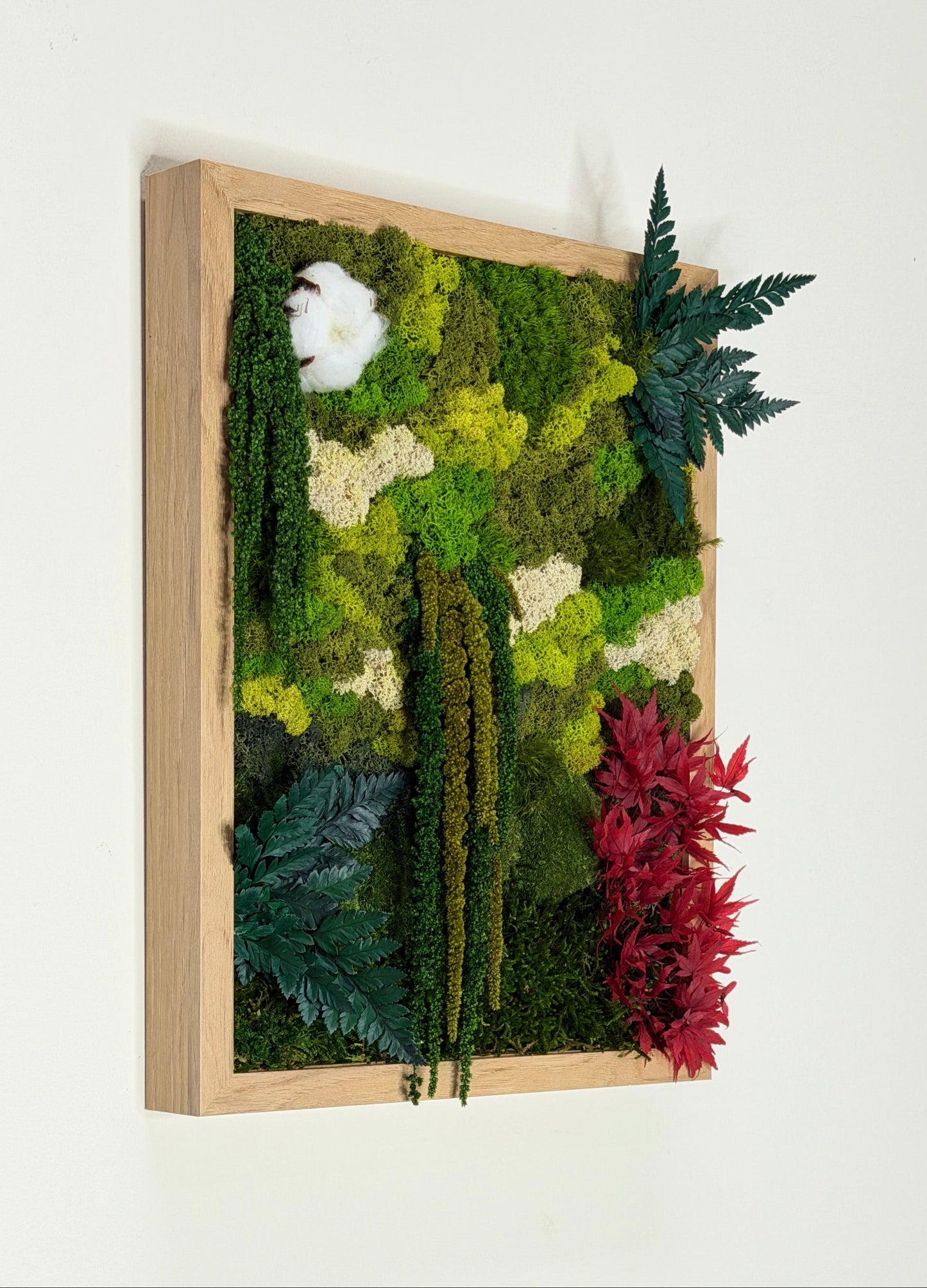 Light wood frame 30x40cm with preserved moss and plants.
