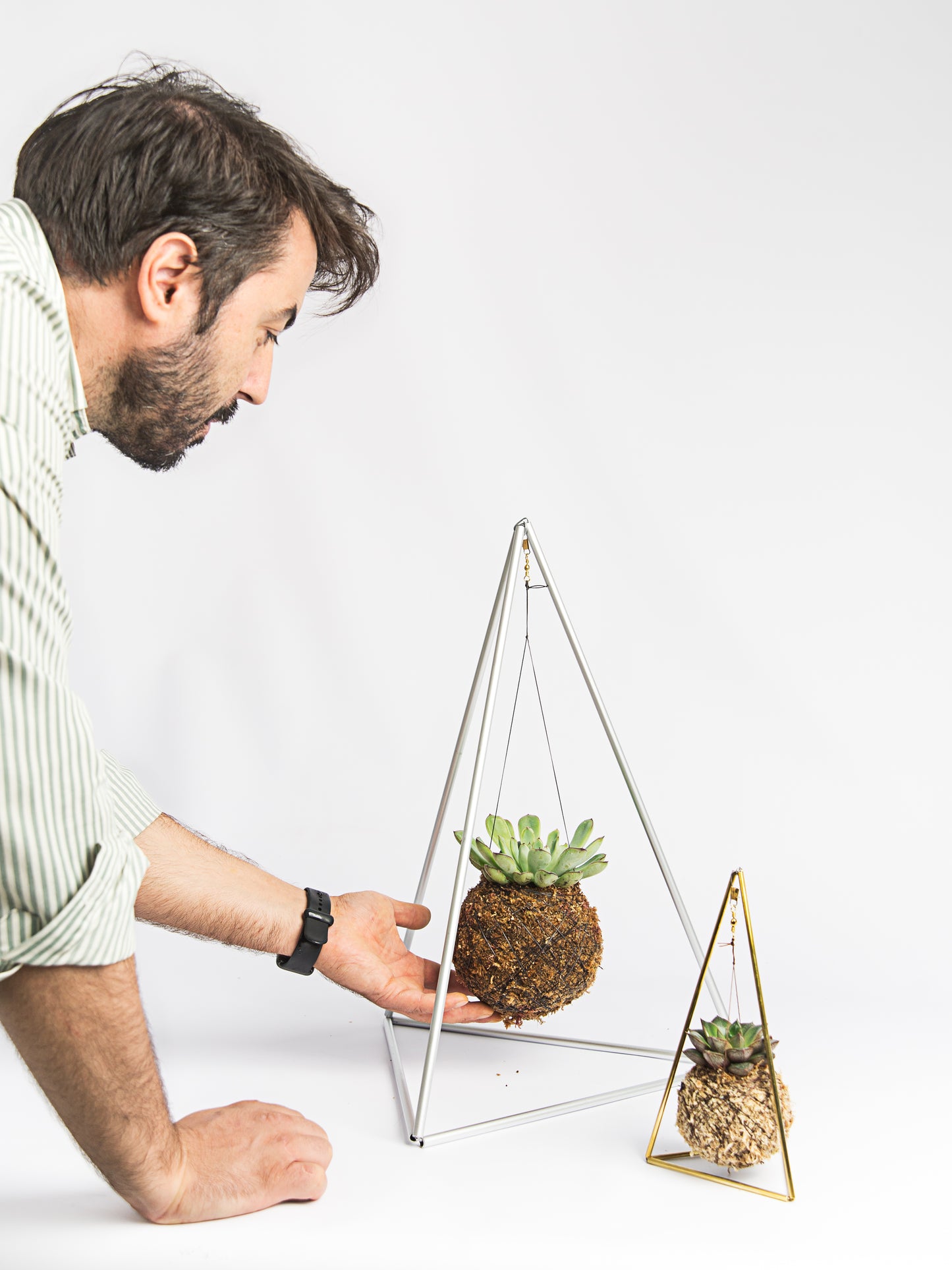 Pirâmide com Kokedama Suculenta